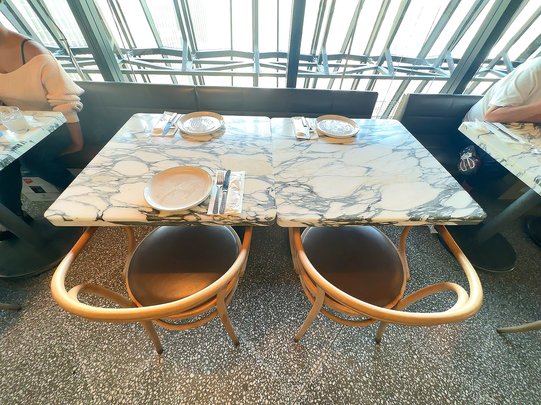 『THE APOLLO』テーブルの雰囲気