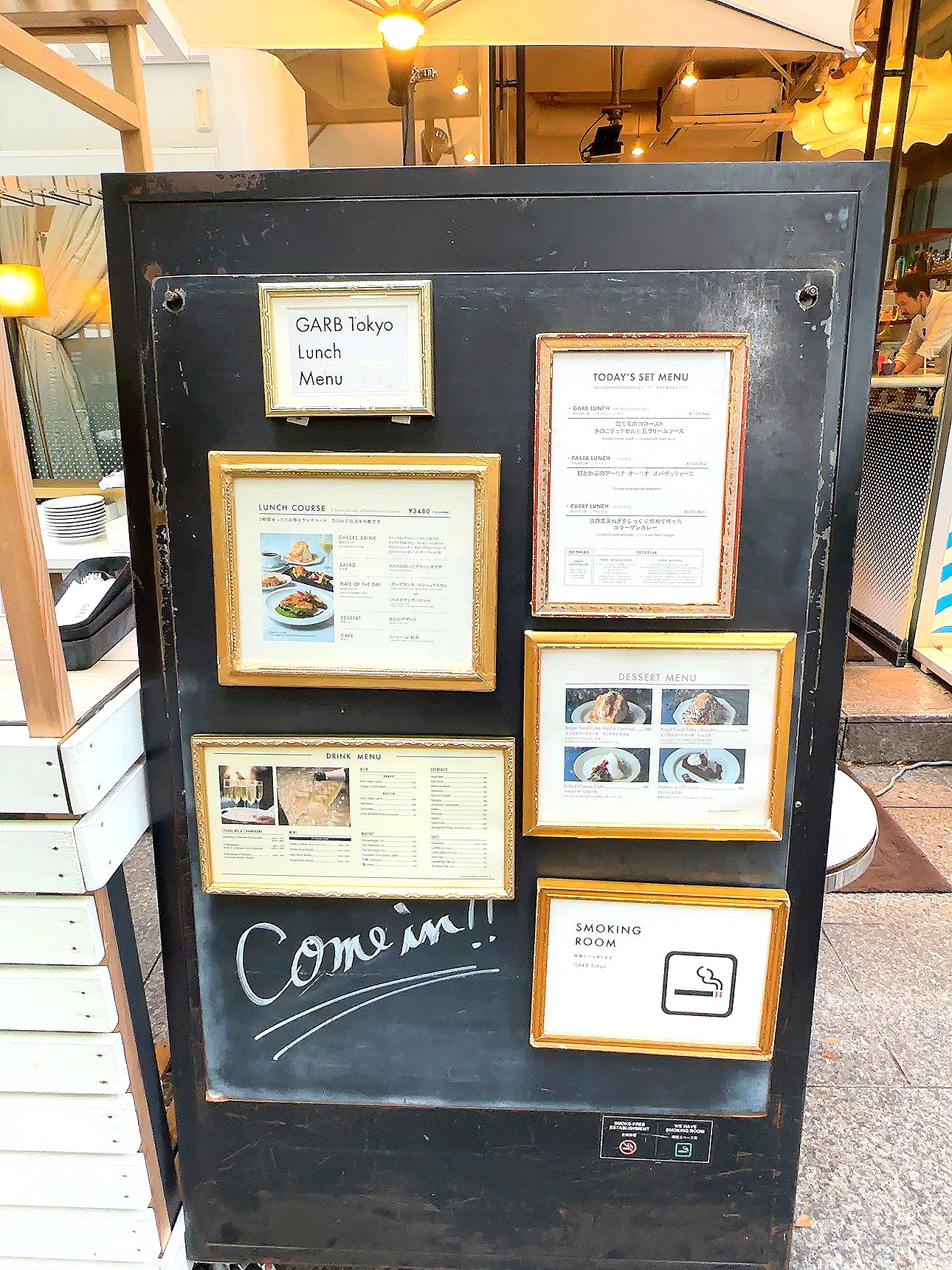 丸の内カフェ『GARB TOKYO』入口横の看板